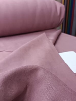 "Rosalinda hazır gül kurusu pembe fon perdenin kadifemsi mat dokusu ve dumanlı tonunun şık bir salonda yarattığı rafine, ferah ve romantik atmosfer."