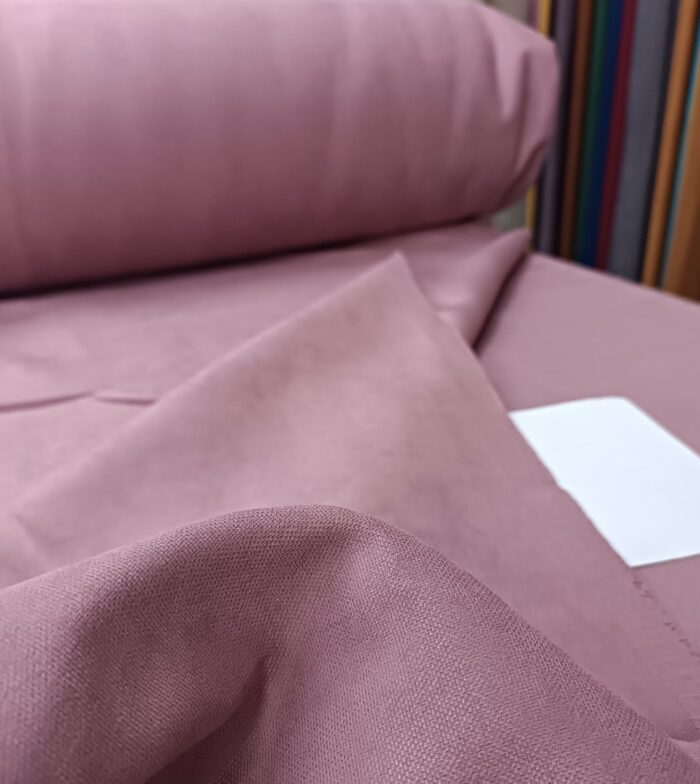 "Rosalinda hazır gül kurusu pembe fon perdenin kadifemsi mat dokusu ve dumanlı tonunun şık bir salonda yarattığı rafine, ferah ve romantik atmosfer."