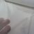 "Sessiz lüks veya İskandinav tarzı mutfak dekorasyon anlayışına uygun, mat kar beyazı tonuyla küçük mutfakları geniş gösteren kaliteli tül perde görseli."