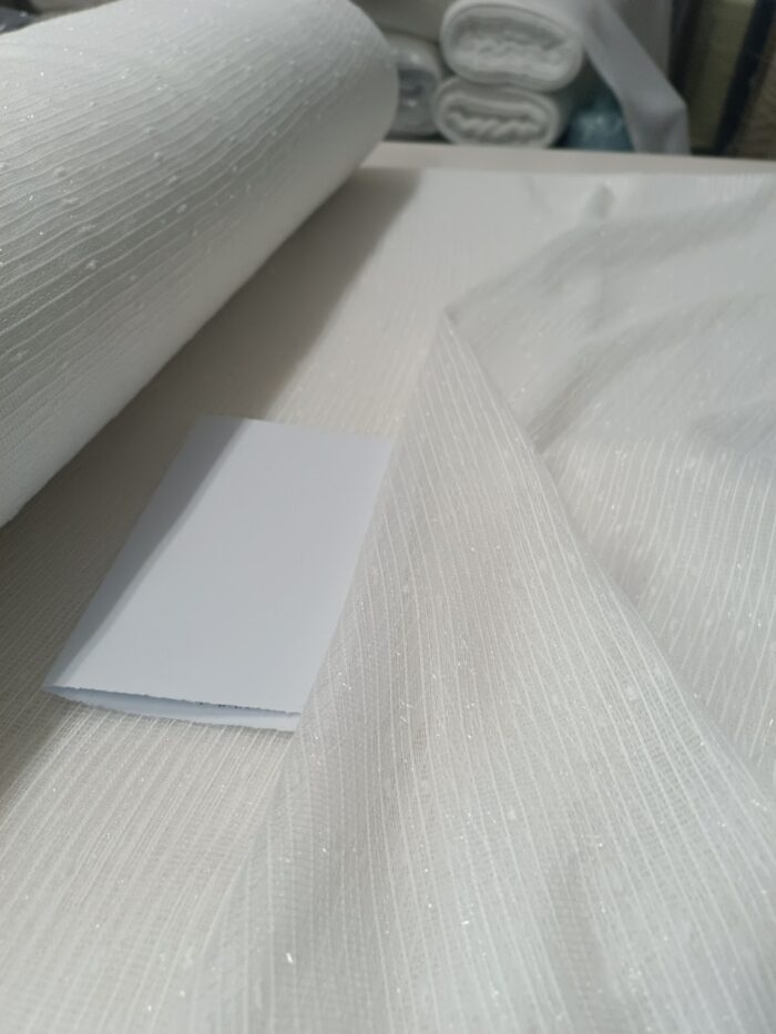 "Premium işçilikle hazırlanmış, şelale tipi dökümüyle salonlarda elit ve göz alıcı bir algı yaratan lüks Piovere ekru krem düz fon tül."
