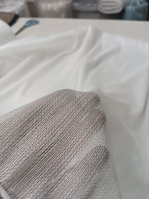 "Sık yıkamaya karşı formunu ve dikey nakış kalitesini uzun süre koruyan yüksek kaliteli Vasco serisi dikey zincir desenli salon tül perde kumaşı."