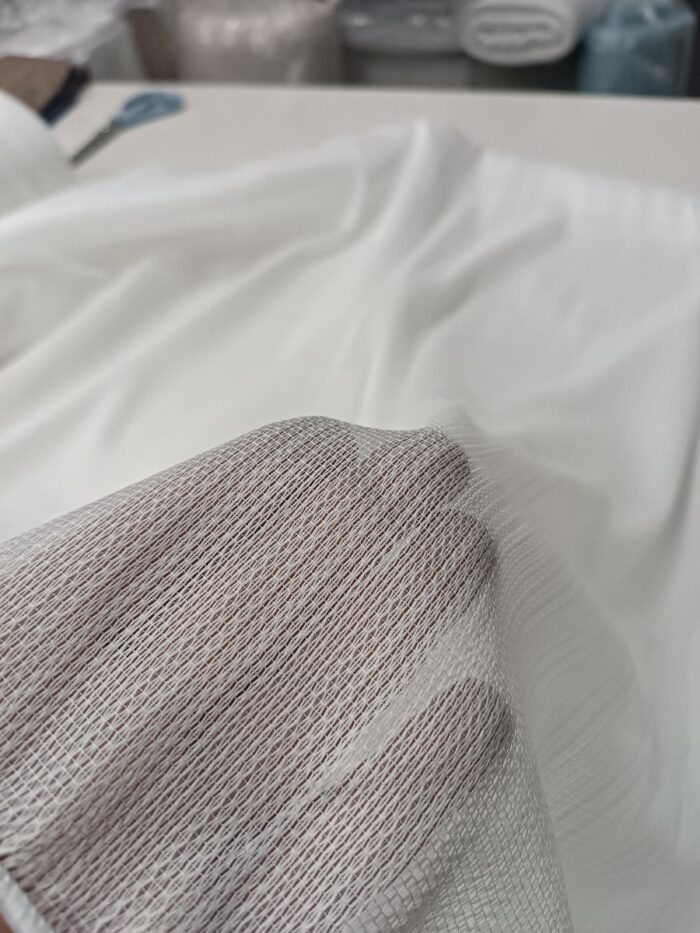 "Sık yıkamaya karşı formunu ve dikey nakış kalitesini uzun süre koruyan yüksek kaliteli Vasco serisi dikey zincir desenli salon tül perde kumaşı."