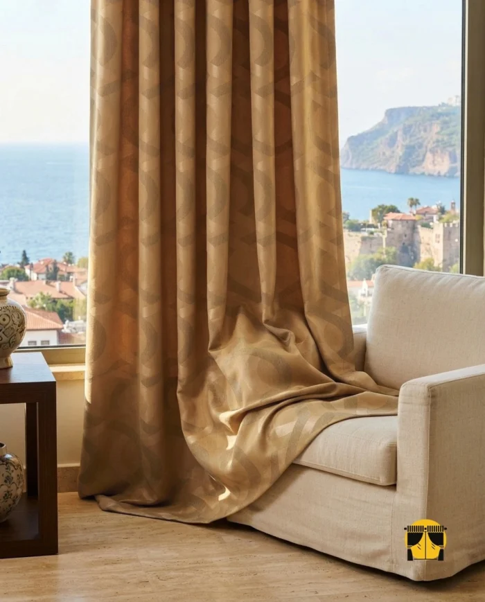"Hazır fon perde Bolivya bronz sarı 80x260 cm 2 adet sık pileli modelinin mat-ışıltılı dokusunun ve sıcak pirinç tonunun modern bir salonda yarattığı rafine ve lüks atmosfer."