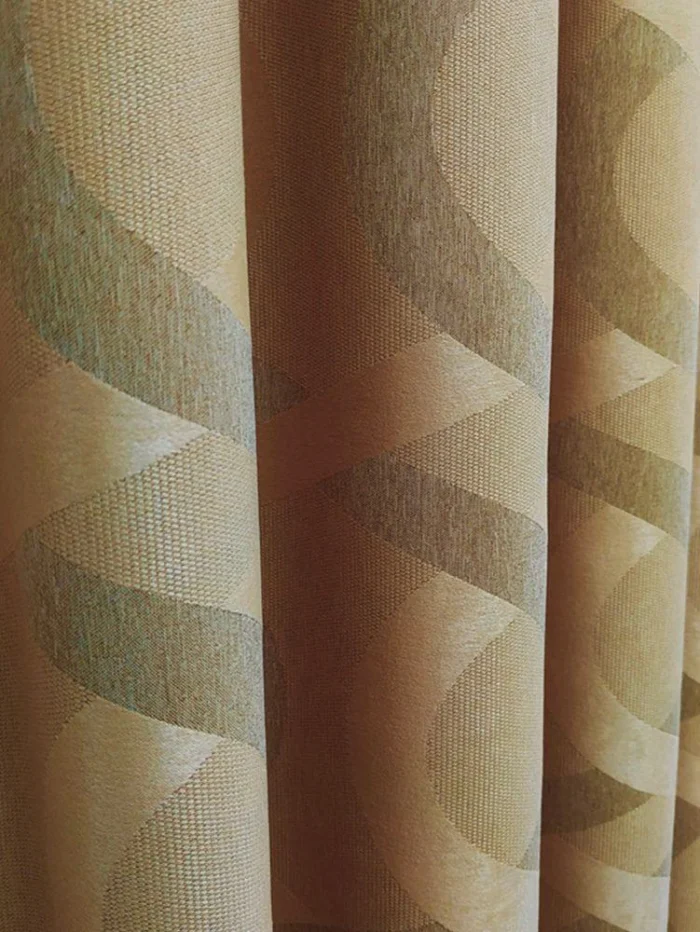 "Geniş salon pencerelerinde tavandan yere kadar uzanan, dökümlü ve nizamlı duran 80x260 cm 2 adet hazır bronz sarı rüstik spor jakar fon perde tasarımı."