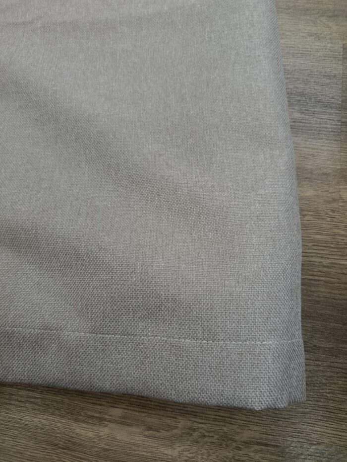"Dışarıdan gelen keskin gün ışığını tok yapısıyla süzerek oda içinde huzurlu, soft ve gri tonlarında bir loşluk yaratan kaliteli hazır keten fon perde."