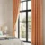 "Keten nevresimler ve masif meşe komodinlerle dekore edilmiş şık bir yatak odasında, pencerelere sıcaklık ve derinlik katan alev çiçeği yavruağzı turuncu fon perde."